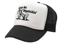 Load image into Gallery viewer, KEEP ON SQUATCHIN&#39; - Five Panel Retro Style TRUCKER Cap
