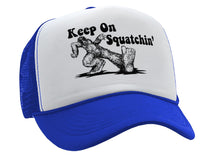 Load image into Gallery viewer, KEEP ON SQUATCHIN&#39; - Five Panel Retro Style TRUCKER Cap
