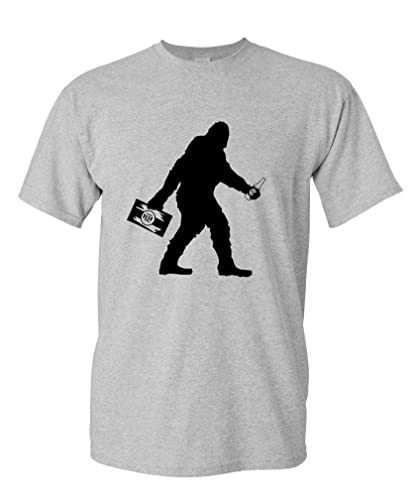 Sasquatch Bigfoot with Beer Funny Party - Mens Cotton T-Shirt