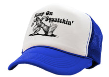 Load image into Gallery viewer, KEEP ON SQUATCHIN&#39; - Five Panel Retro Style TRUCKER Cap
